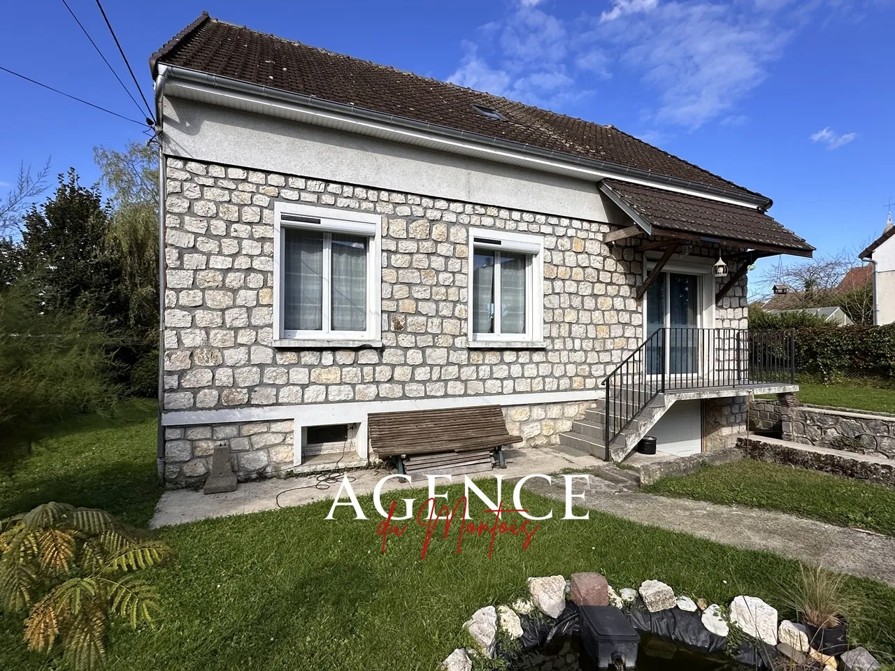 Pavillon traditionnel rénové à Donnemarie-Dontilly avec jardin et piscine. 