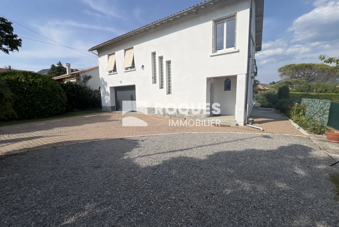 Maison indépendante de type 7 à vendre à Millau avec garage et jardin 