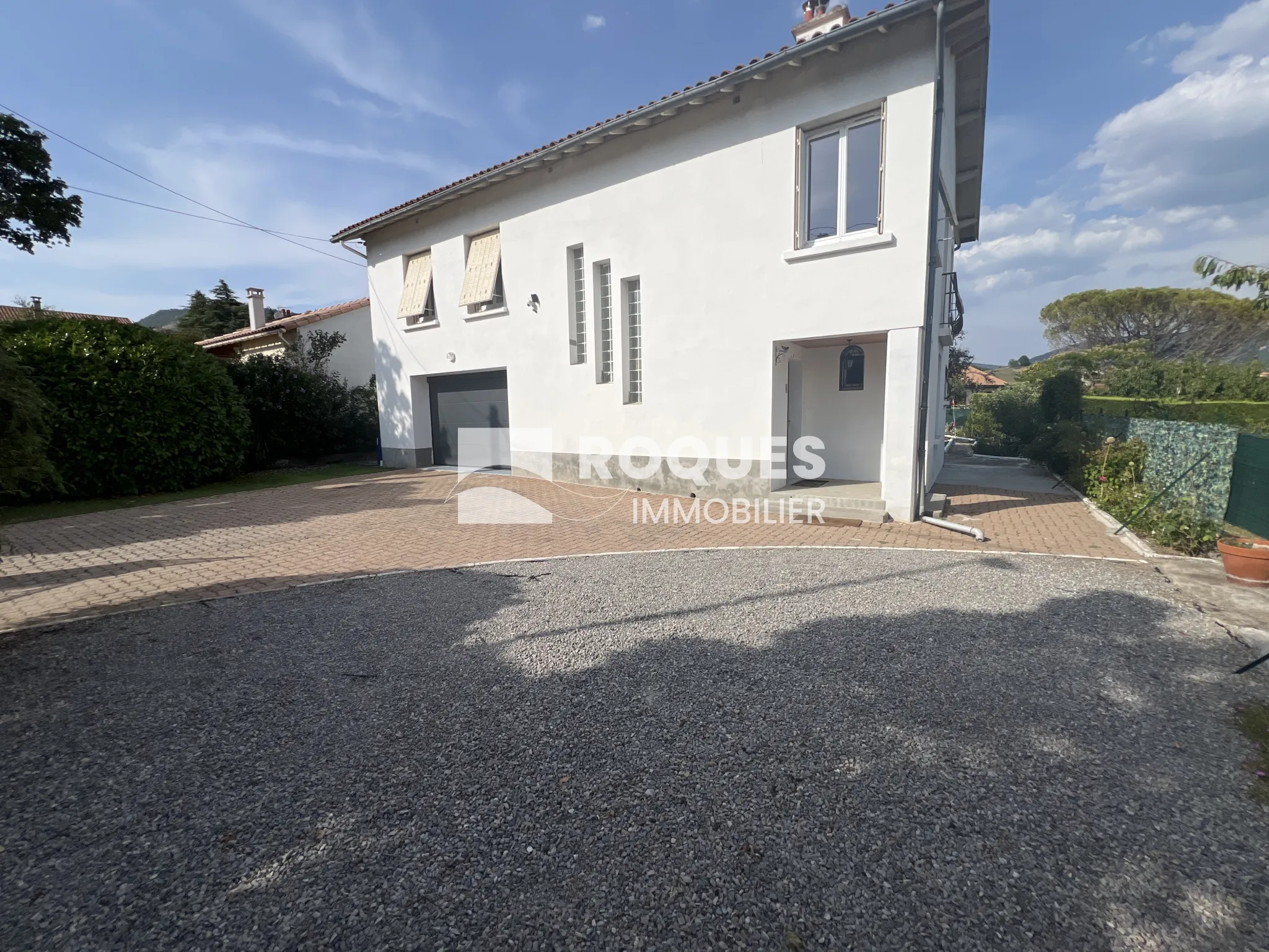 Maison indépendante de type 7 à vendre à Millau avec garage et jardin 