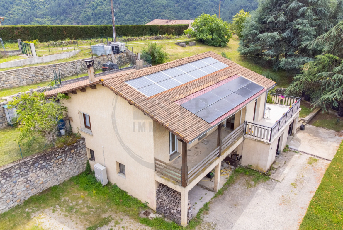 Maison spacieuse de 130 m2 à vendre aux Ollières-sur-Eyrieux 