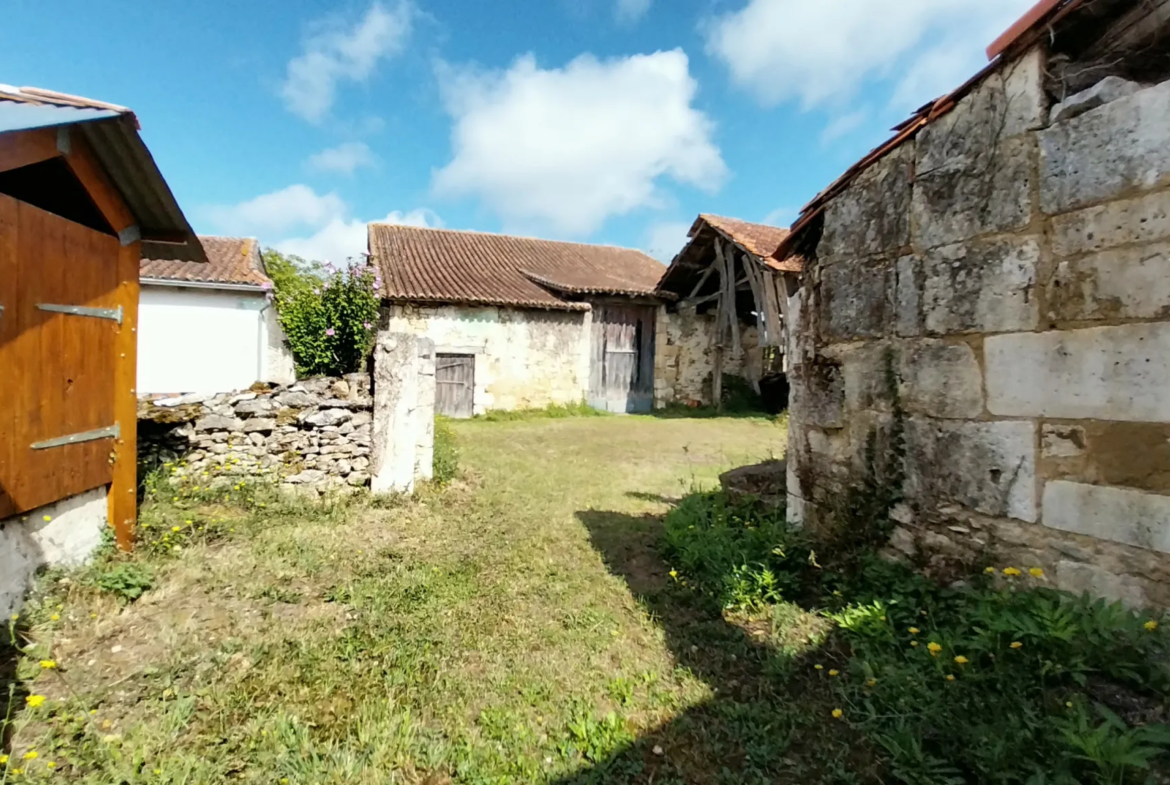 Ensemble en pierre à restaurer dans le Périgord Vert 