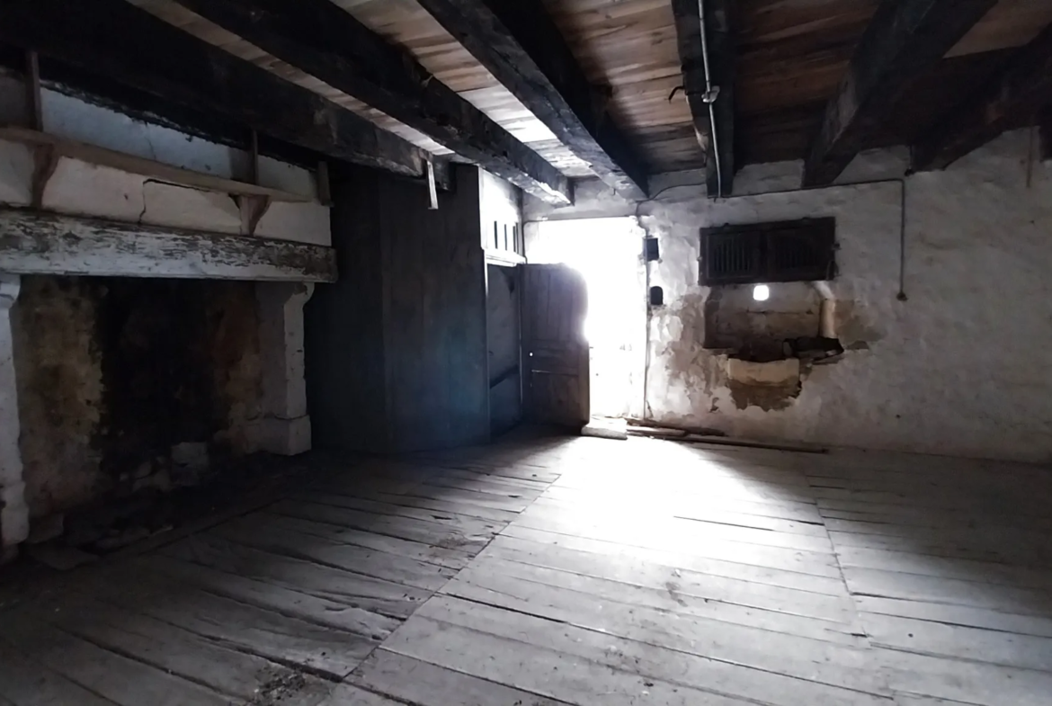 Maison en pierre à rénover dans le Périgord Vert 