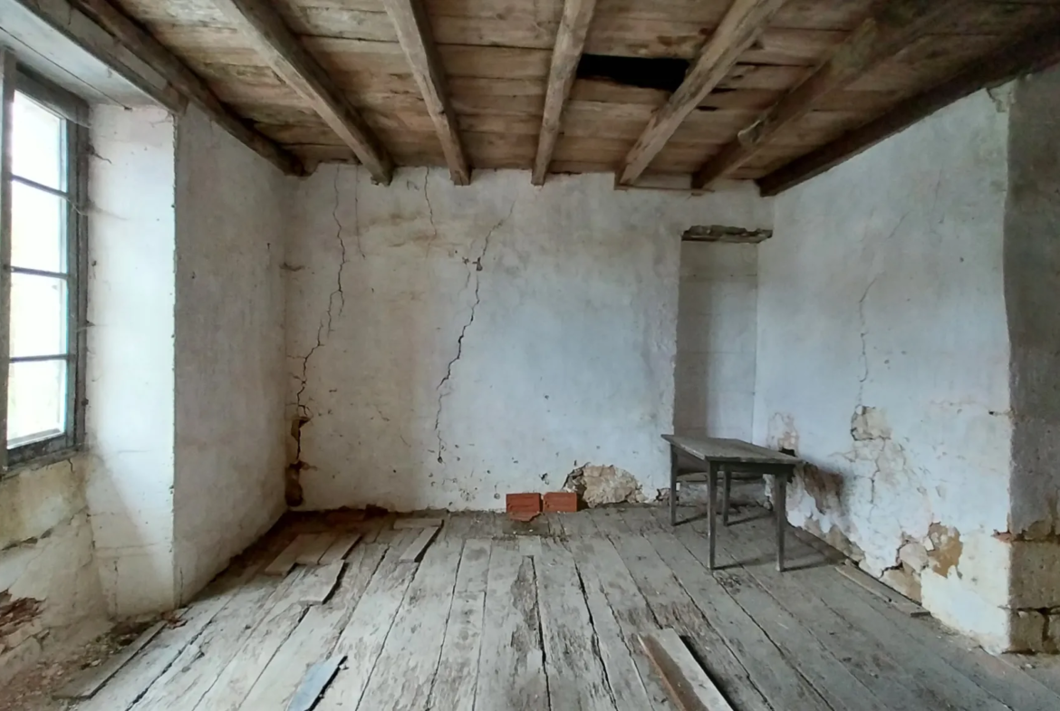 Maison en pierre à rénover dans le Périgord Vert 