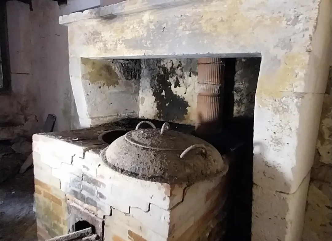 Maison en pierre à rénover dans le Périgord Vert 