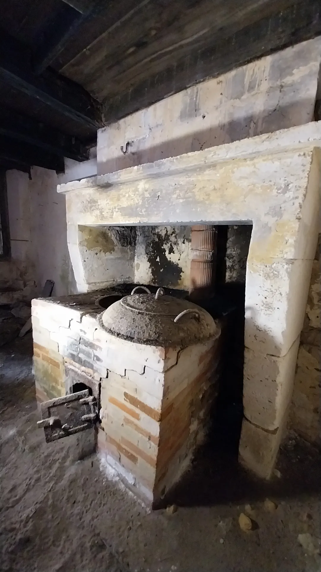 Maison en pierre à rénover dans le Périgord Vert 