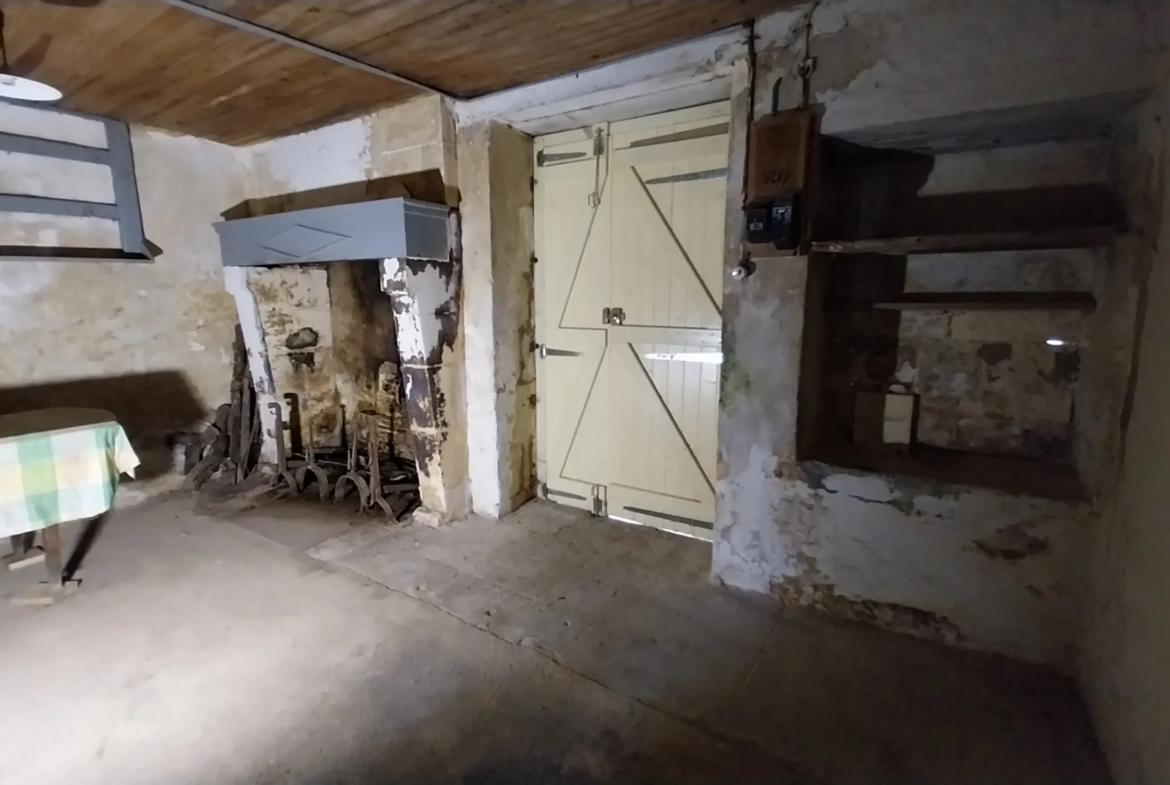 Maison en pierre à rénover dans le Périgord Vert 