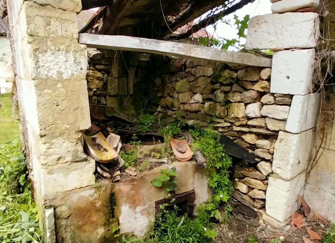 Maison en pierre à rénover dans le Périgord Vert 