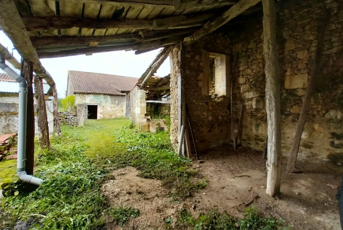 Maison en pierre à rénover dans le Périgord Vert 