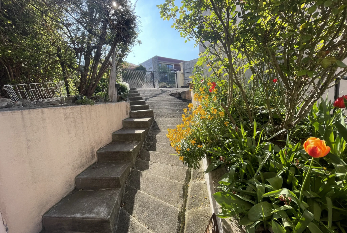 Maison de ville avec sous-sol et combles aménagés à Abrest 