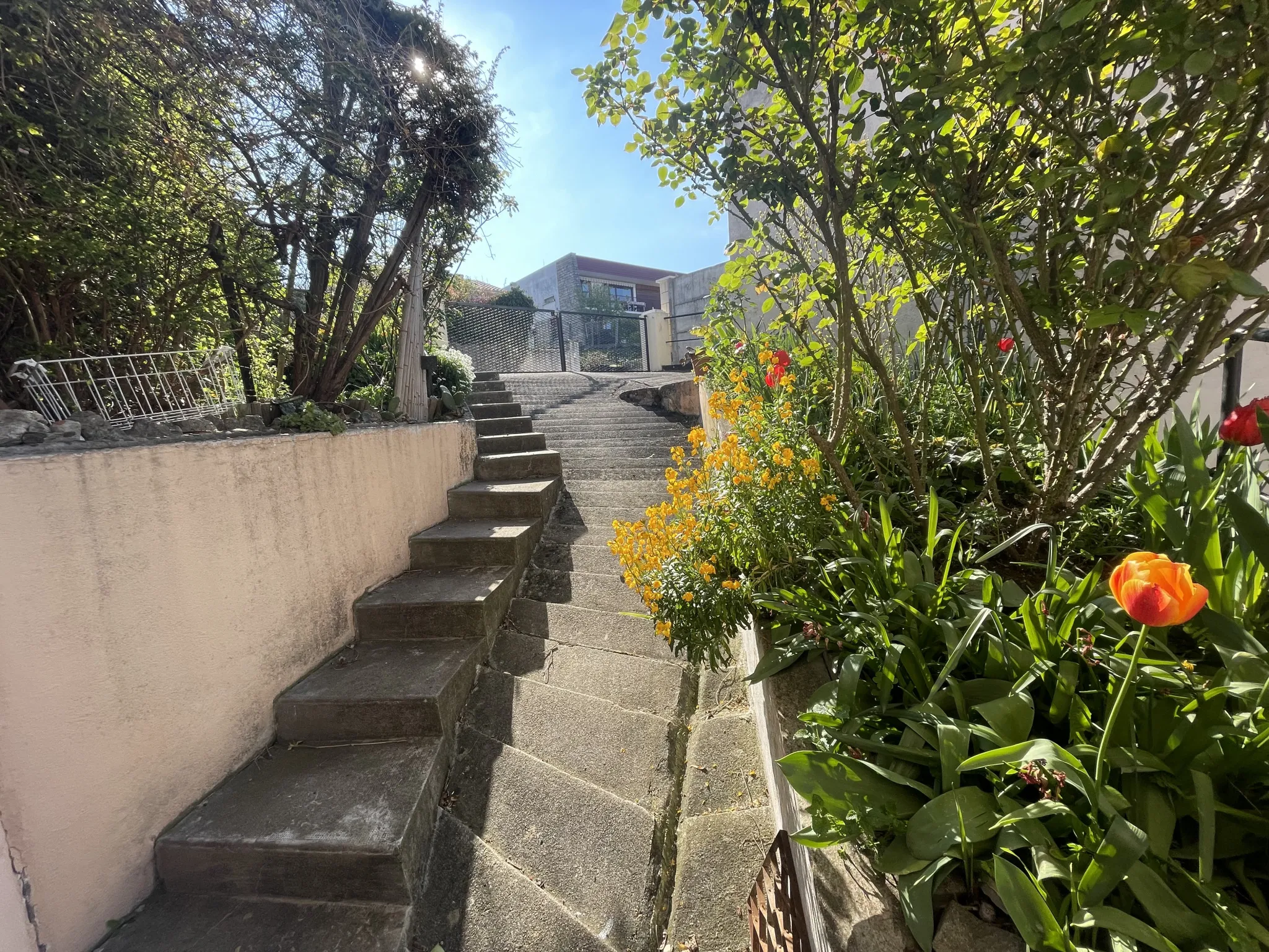 Maison de ville avec sous-sol et combles aménagés à Abrest 