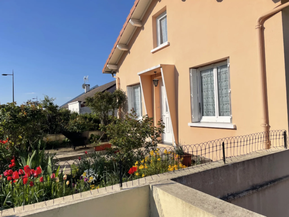 Maison de ville avec sous-sol et combles aménagés à Abrest