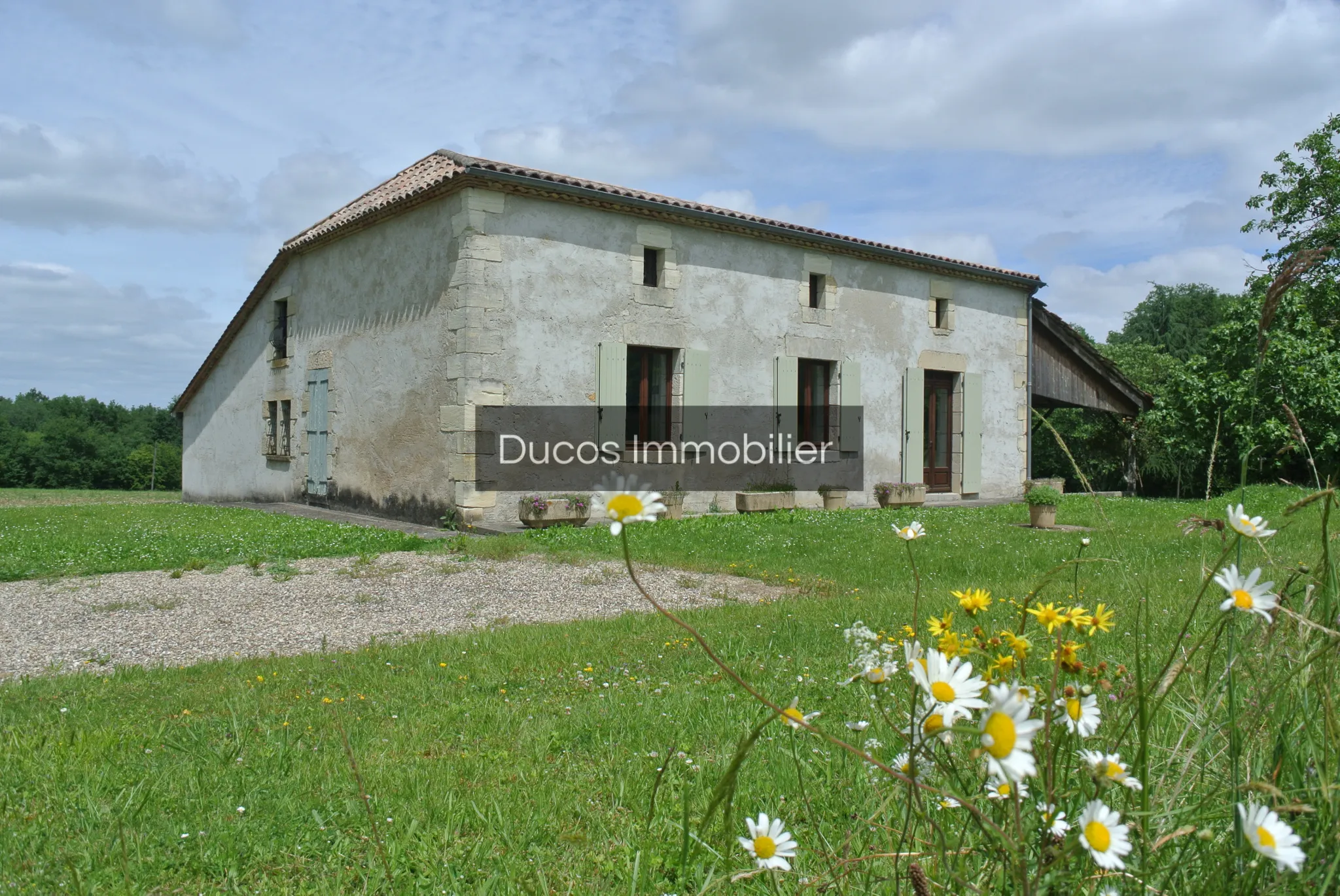 Belle maison en pierre avec terrain à Lagupie 