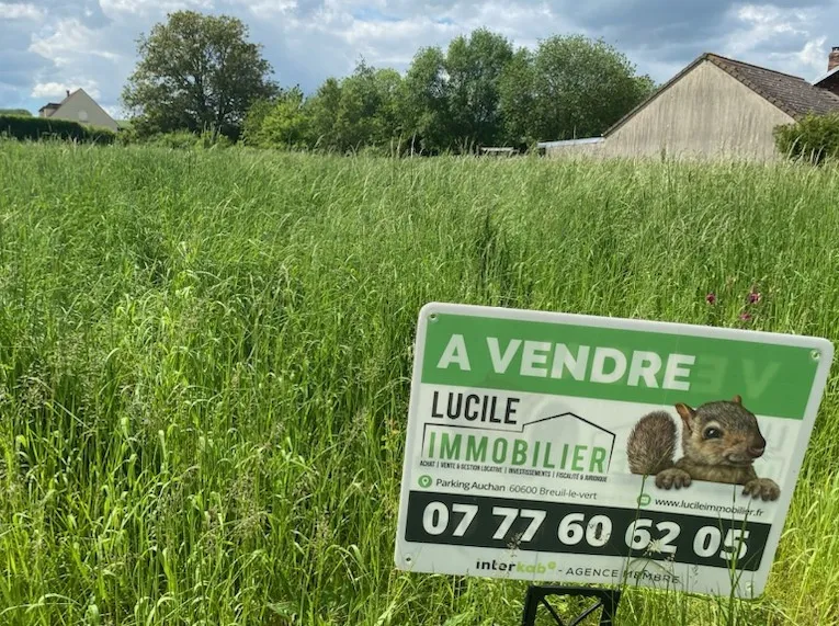 Terrain à bâtir viabilisé de 885 m² à St Remy en l'Eau 