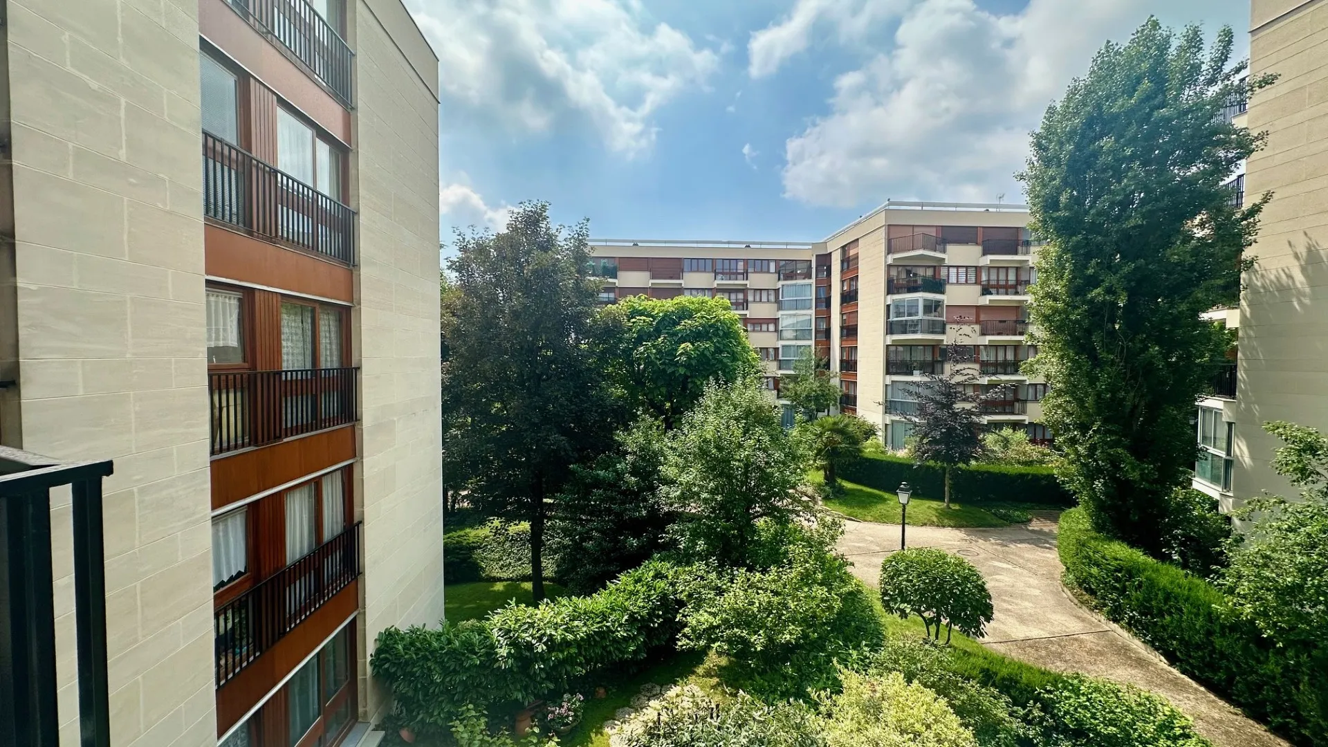 Appartement 2/3 pièces avec balcon et piscine à Le Chesnay 