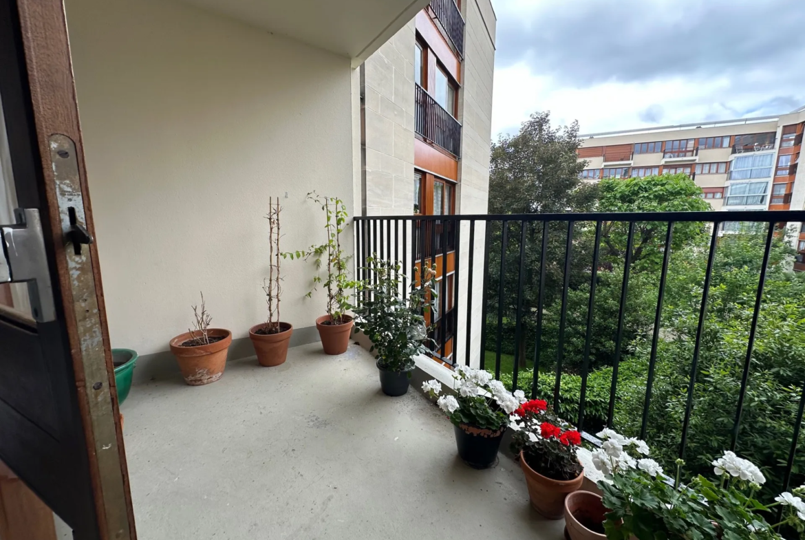 Appartement 2/3 pièces avec balcon et piscine à Le Chesnay 