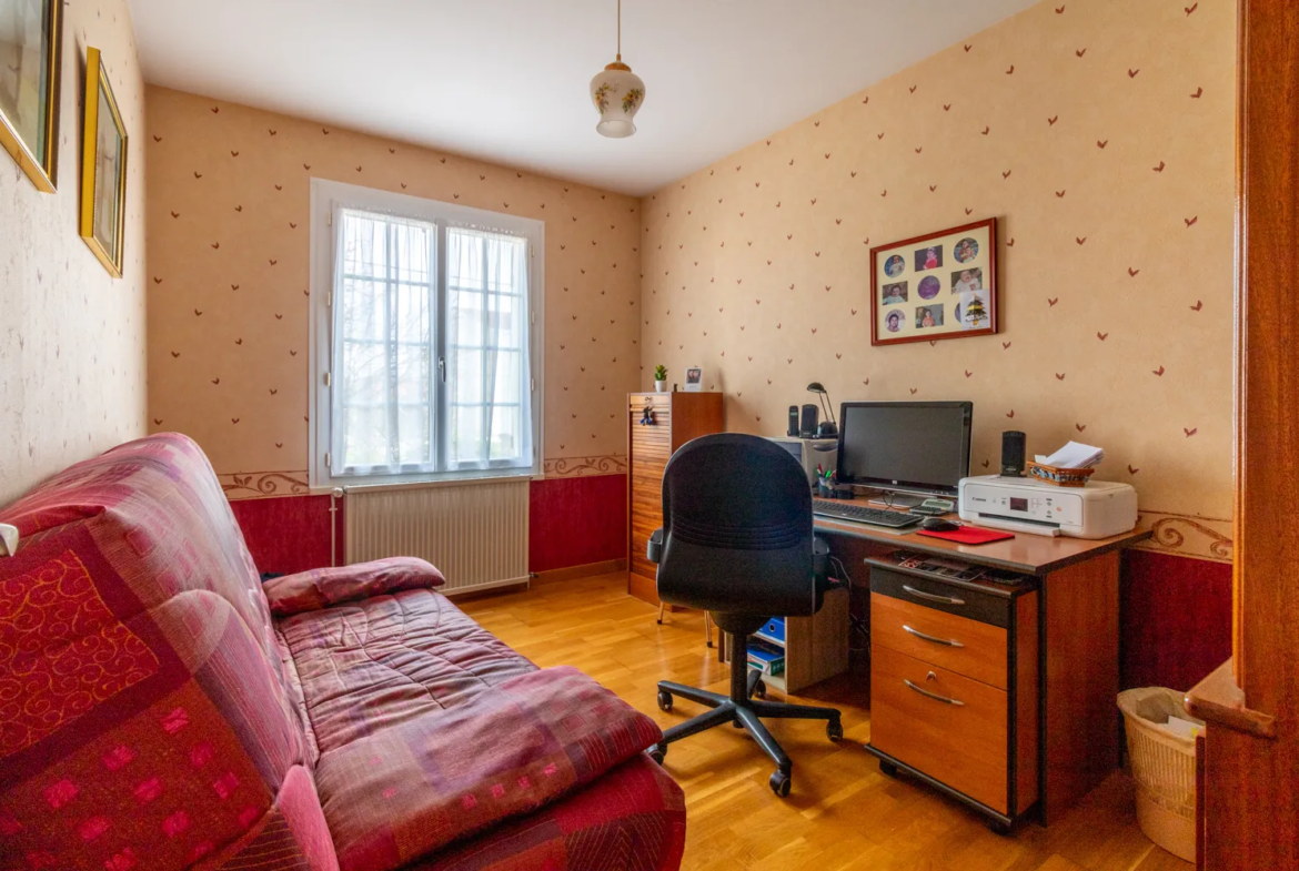 Maison spacieuse à vendre à Saint-Savinien avec piscine et jardin 