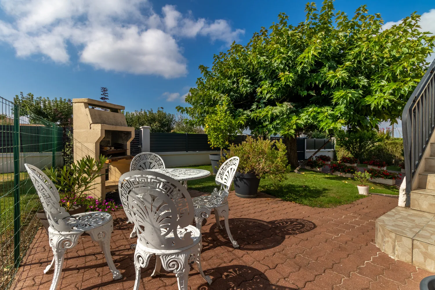 Maison spacieuse à vendre à Saint-Savinien avec piscine et jardin 