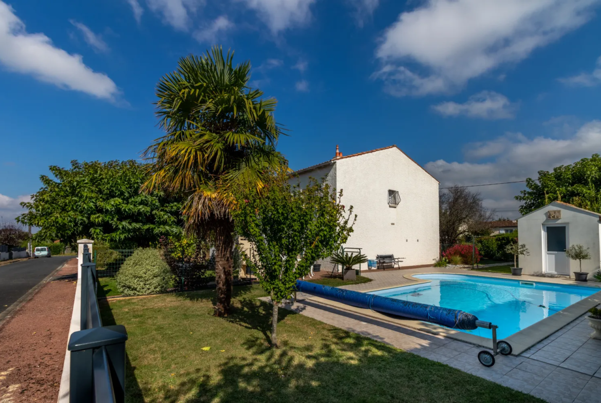 Maison spacieuse à vendre à Saint-Savinien avec piscine et jardin 