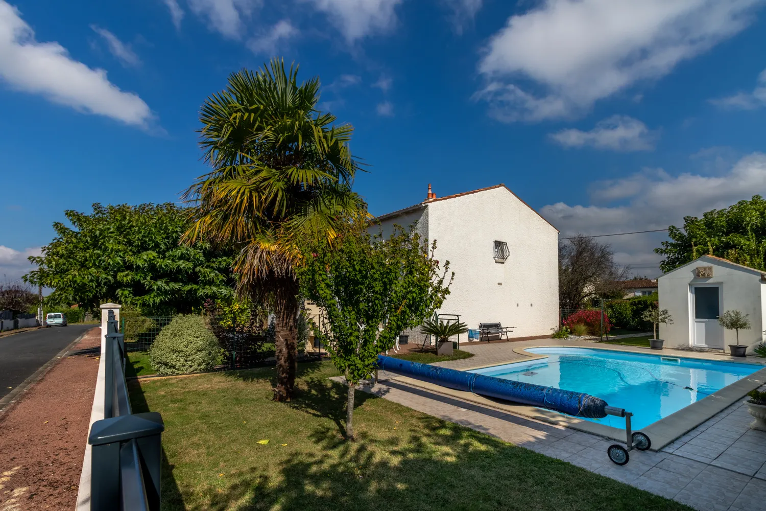 Maison spacieuse à vendre à Saint-Savinien avec piscine et jardin 