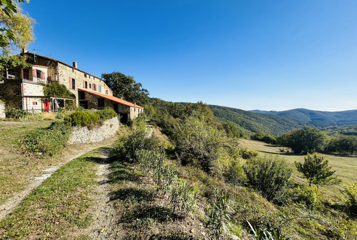 Propriété avec vue exceptionnelle sur les Pyrénées à Saint Marsal 