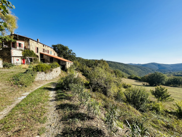 Propriété avec vue exceptionnelle sur les Pyrénées à Saint Marsal