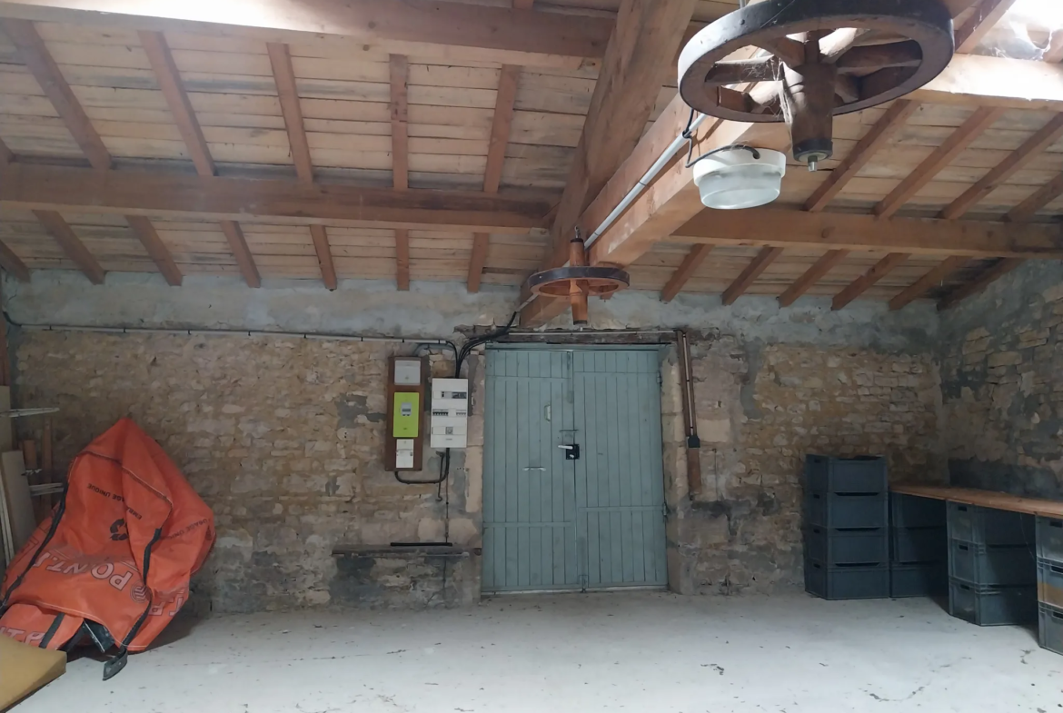 Maison charentaise à rénover avec 9 hectares de prairies à Nercillac 