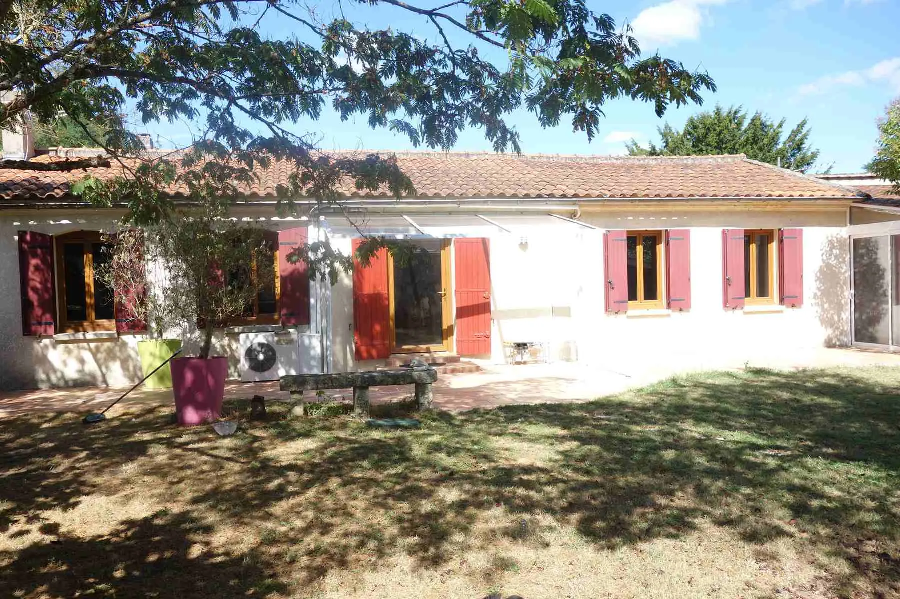 Maison en pierre avec piscine dans un hameau paisible à Bayon sur Gironde 