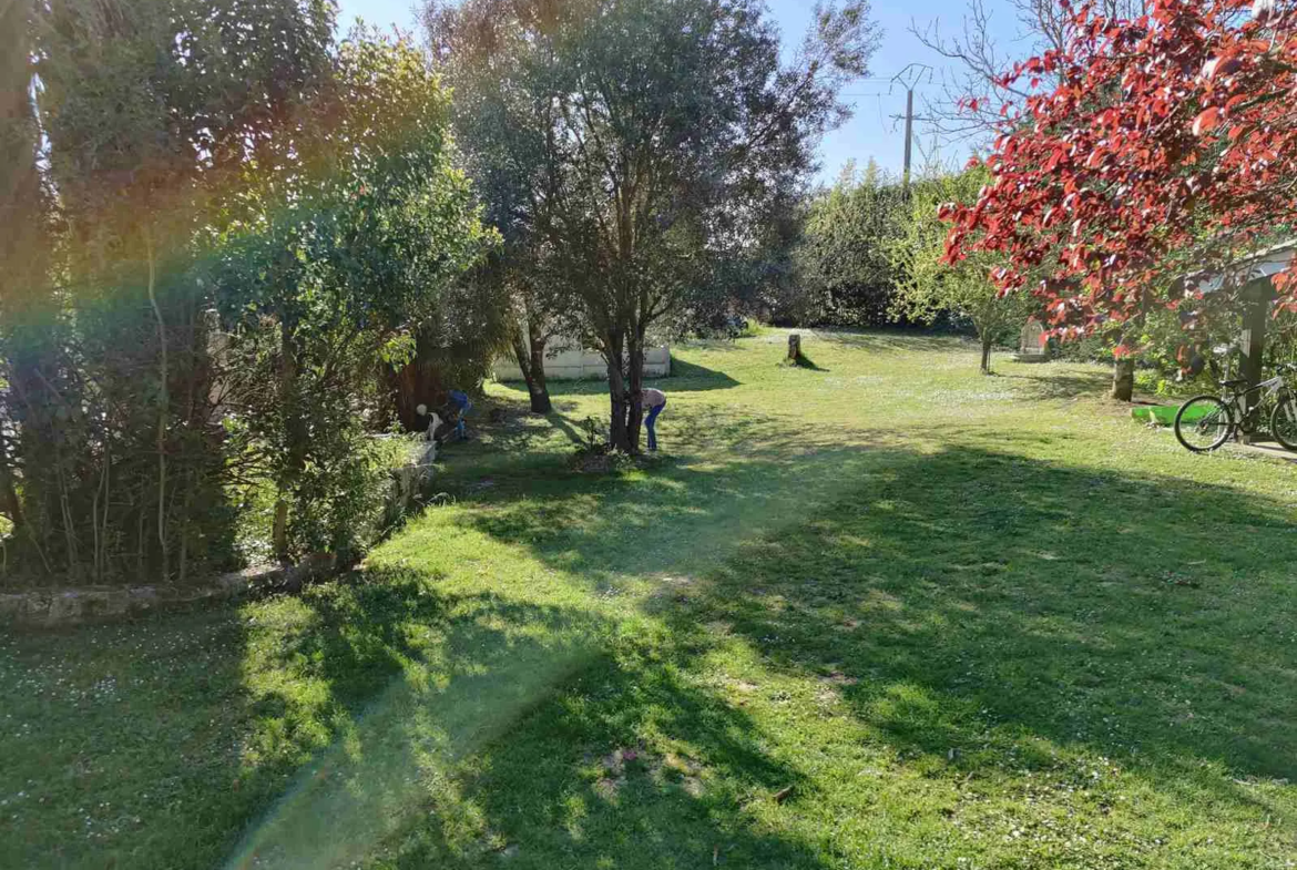 Maison en pierre avec piscine dans un hameau paisible à Bayon sur Gironde 