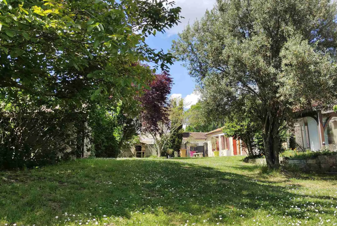 Maison en pierre avec piscine dans un hameau paisible à Bayon sur Gironde 