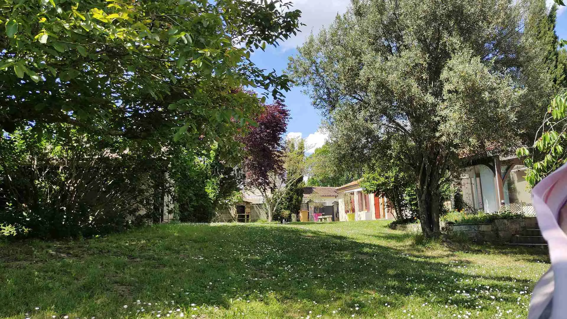 Maison en pierre avec piscine dans un hameau paisible à Bayon sur Gironde 