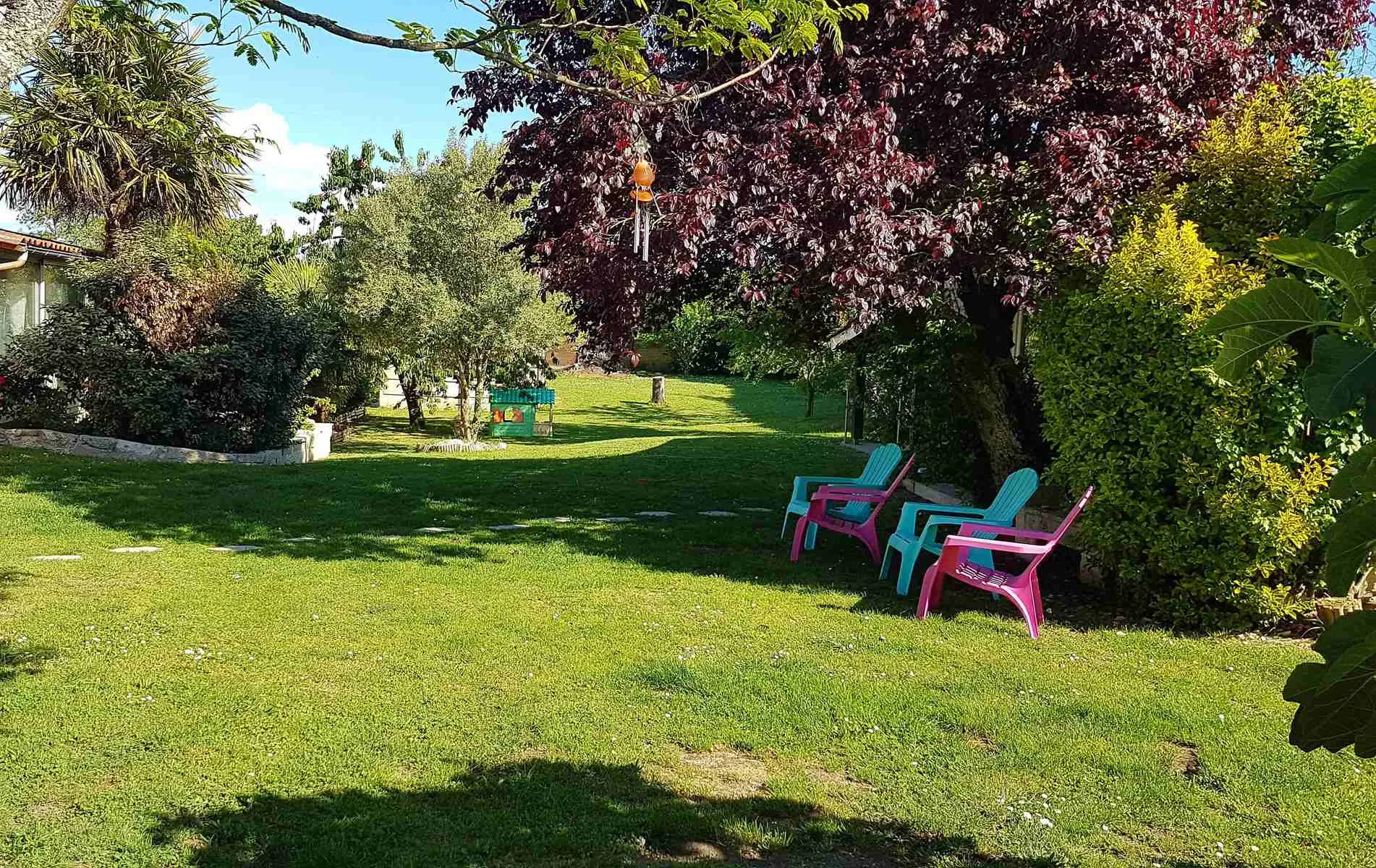 Maison en pierre avec piscine dans un hameau paisible à Bayon sur Gironde 