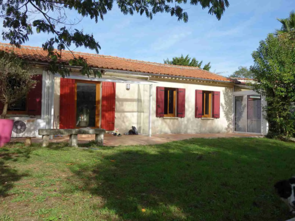 Maison en pierre avec piscine dans un hameau paisible à Bayon sur Gironde