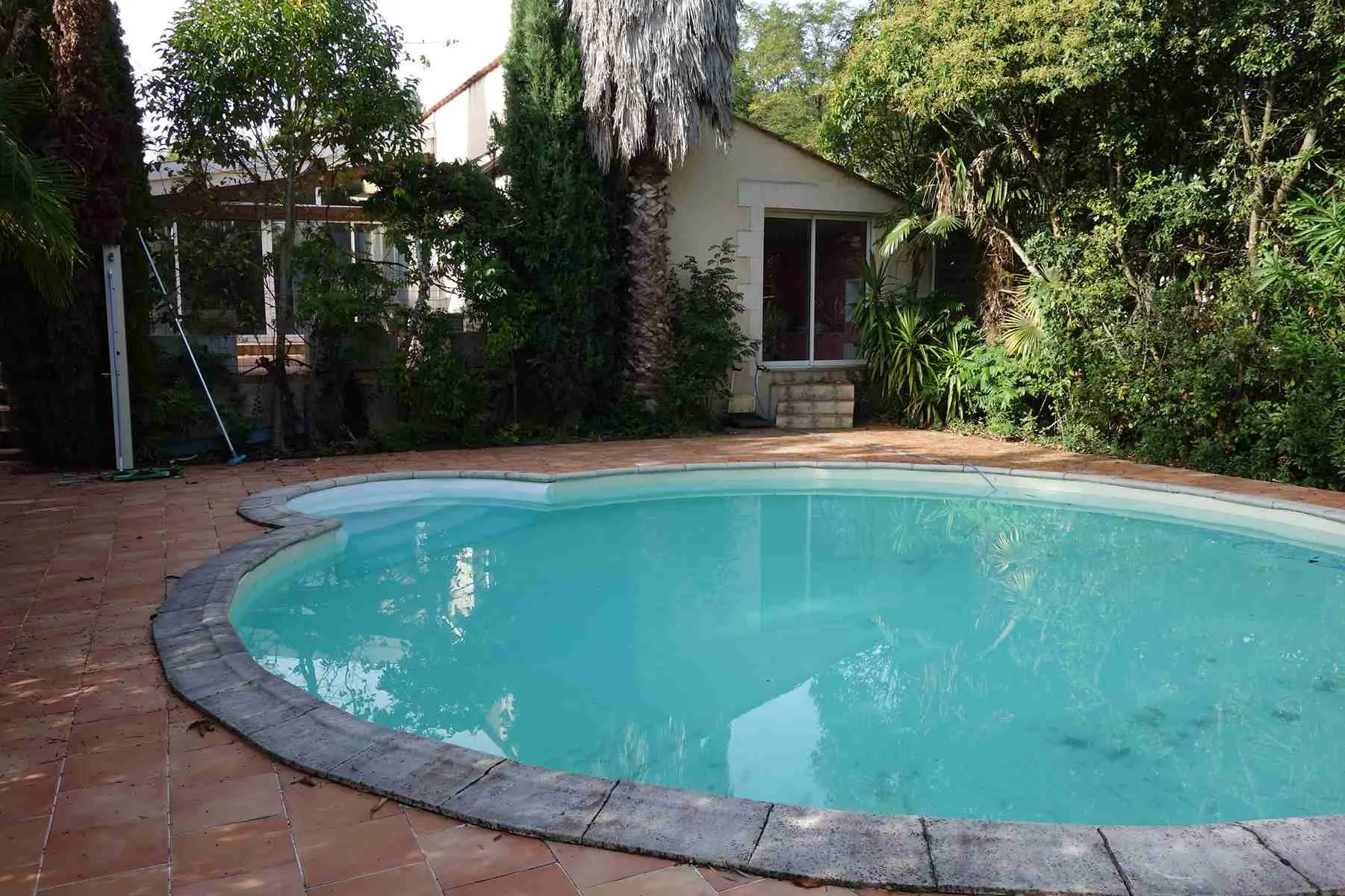 Maison en pierre avec piscine dans un hameau paisible à Bayon sur Gironde 