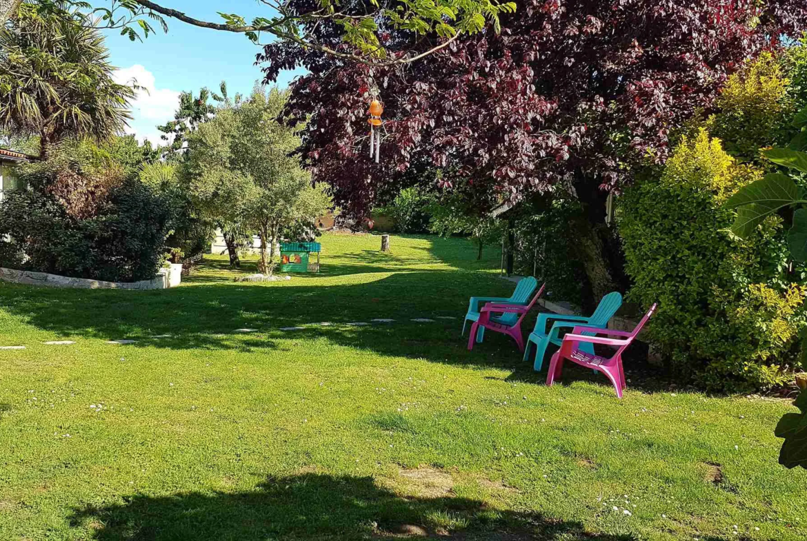 Maison en pierre avec piscine dans un hameau paisible à Bayon sur Gironde 