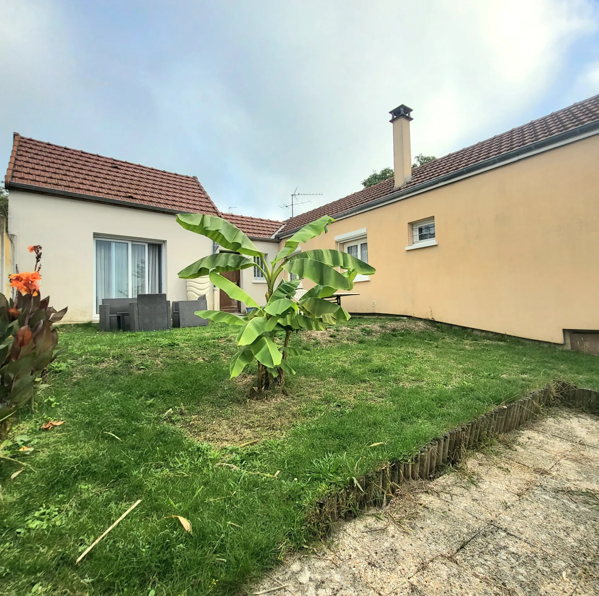 Maison lumineuse avec jardin à Osny 