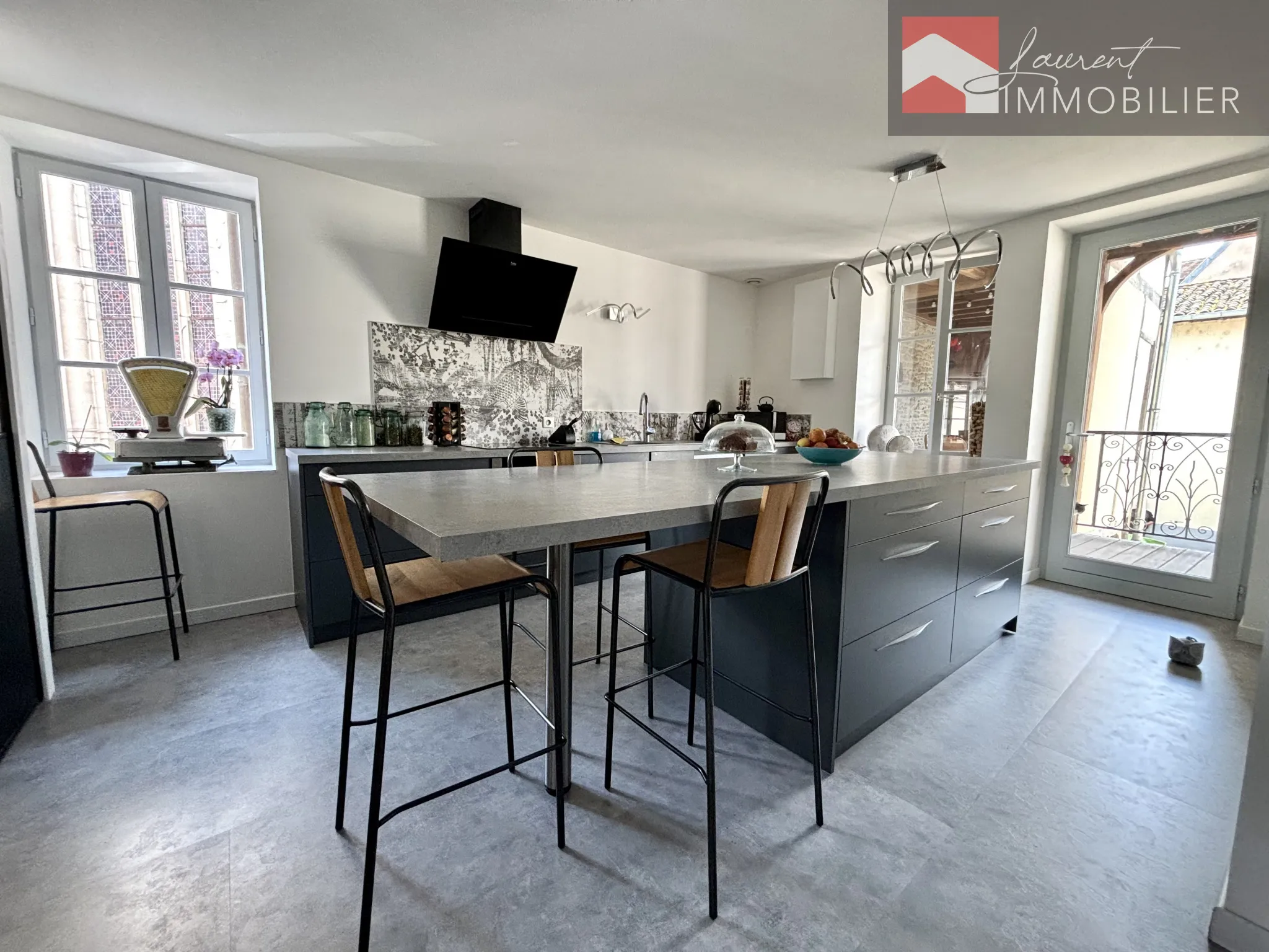 Maison de caractère avec appartement indépendant à Pont de Vaux - 285000 € 