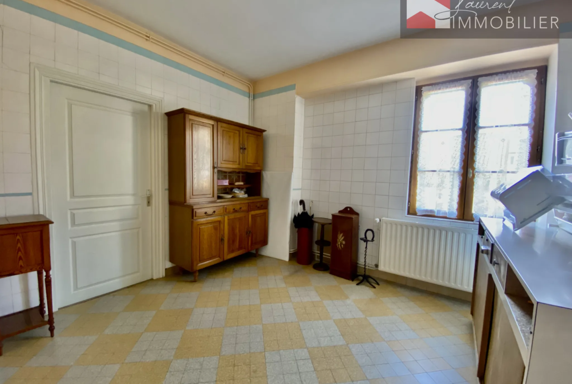 Grande maison à vendre à Sermoyer avec jardin et dépendances 