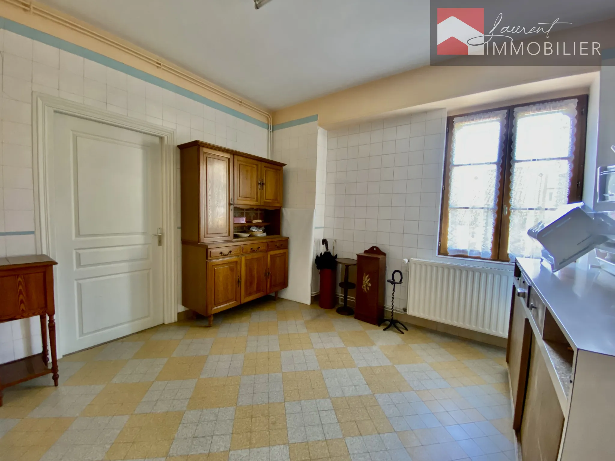 Grande maison à vendre à Sermoyer avec jardin et dépendances 