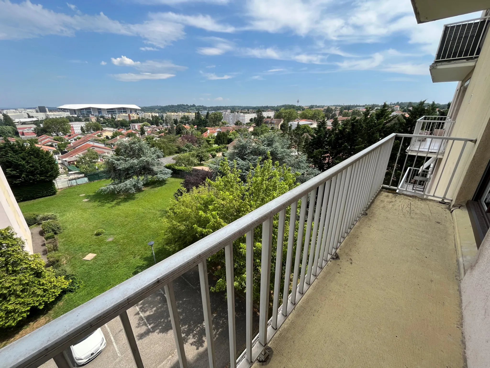 Appart T2 avec balcon et place de parking à Décines Charpieu 