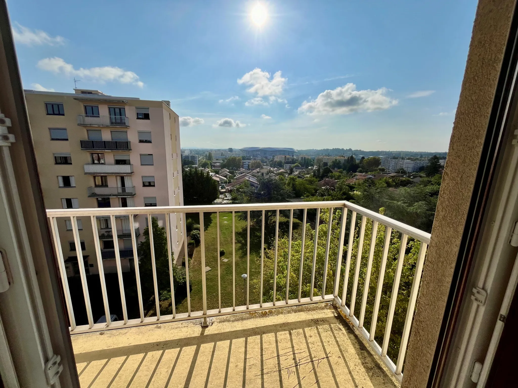 Appartement T2 avec balcon à Décines, proche des commodités 