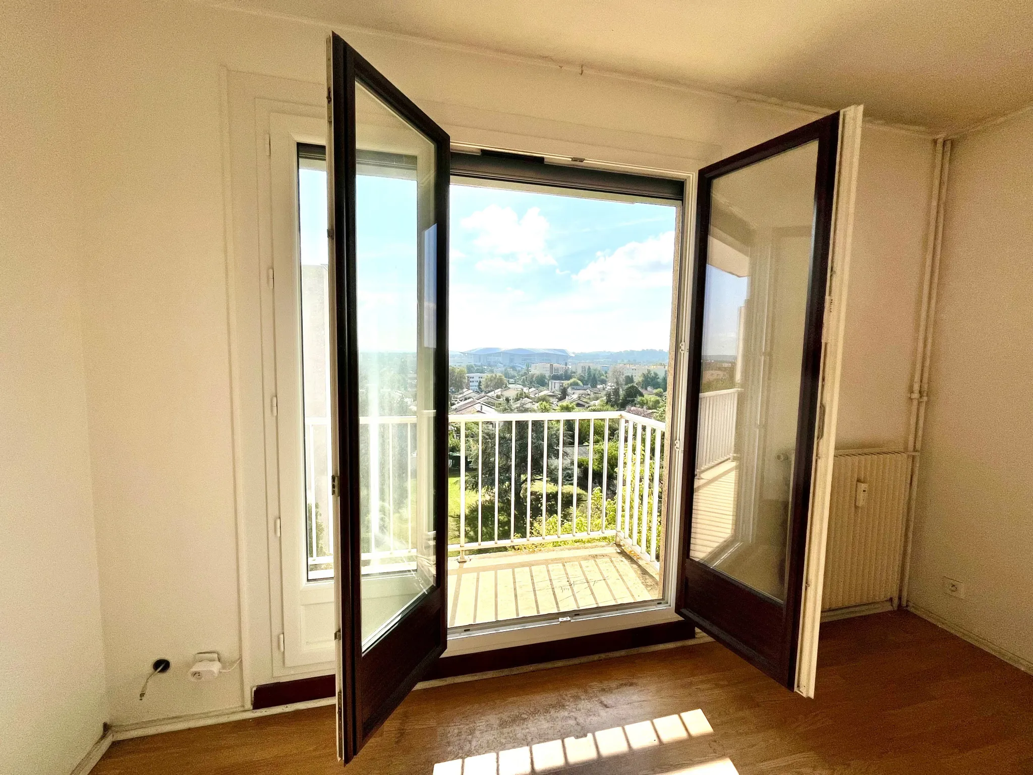 Appartement T2 avec balcon à Décines, proche des commodités 