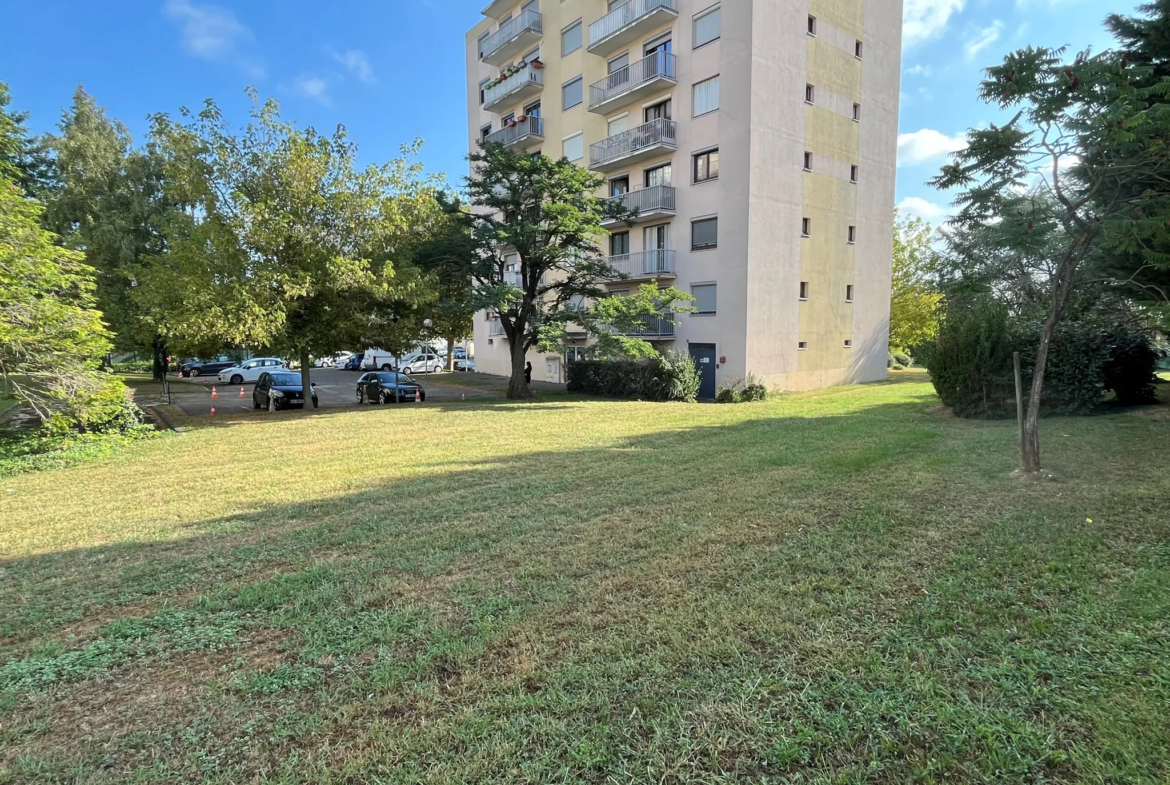 Appart T2 avec balcon et place de parking à Décines Charpieu 