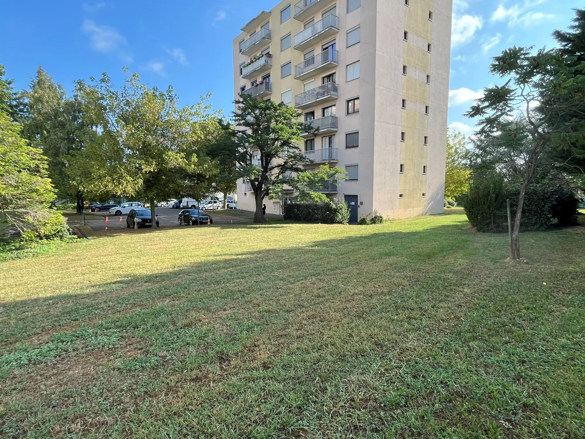 Appart T2 avec balcon et place de parking à Décines Charpieu 