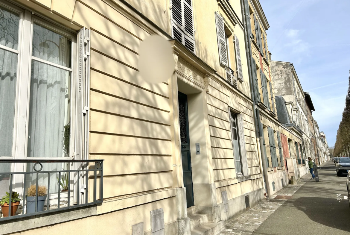 À vendre : Grand studio ou petit 2 pièces à Versailles 