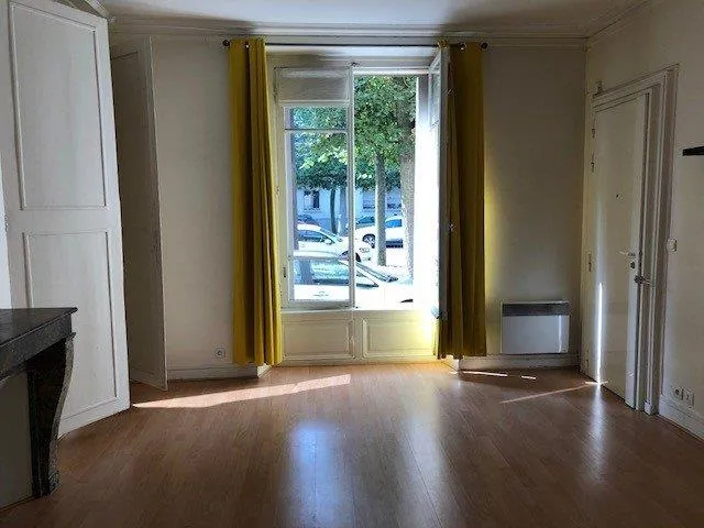 À vendre : Grand studio ou petit 2 pièces à Versailles 