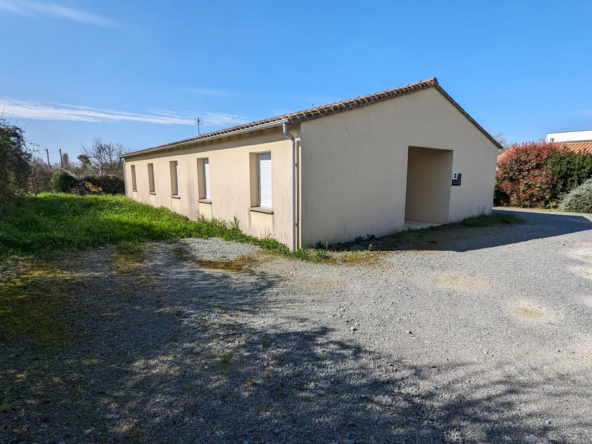 Vente Maison Plain-pied à MAGNE - Ancien Local Professionnel à Réhabiliter