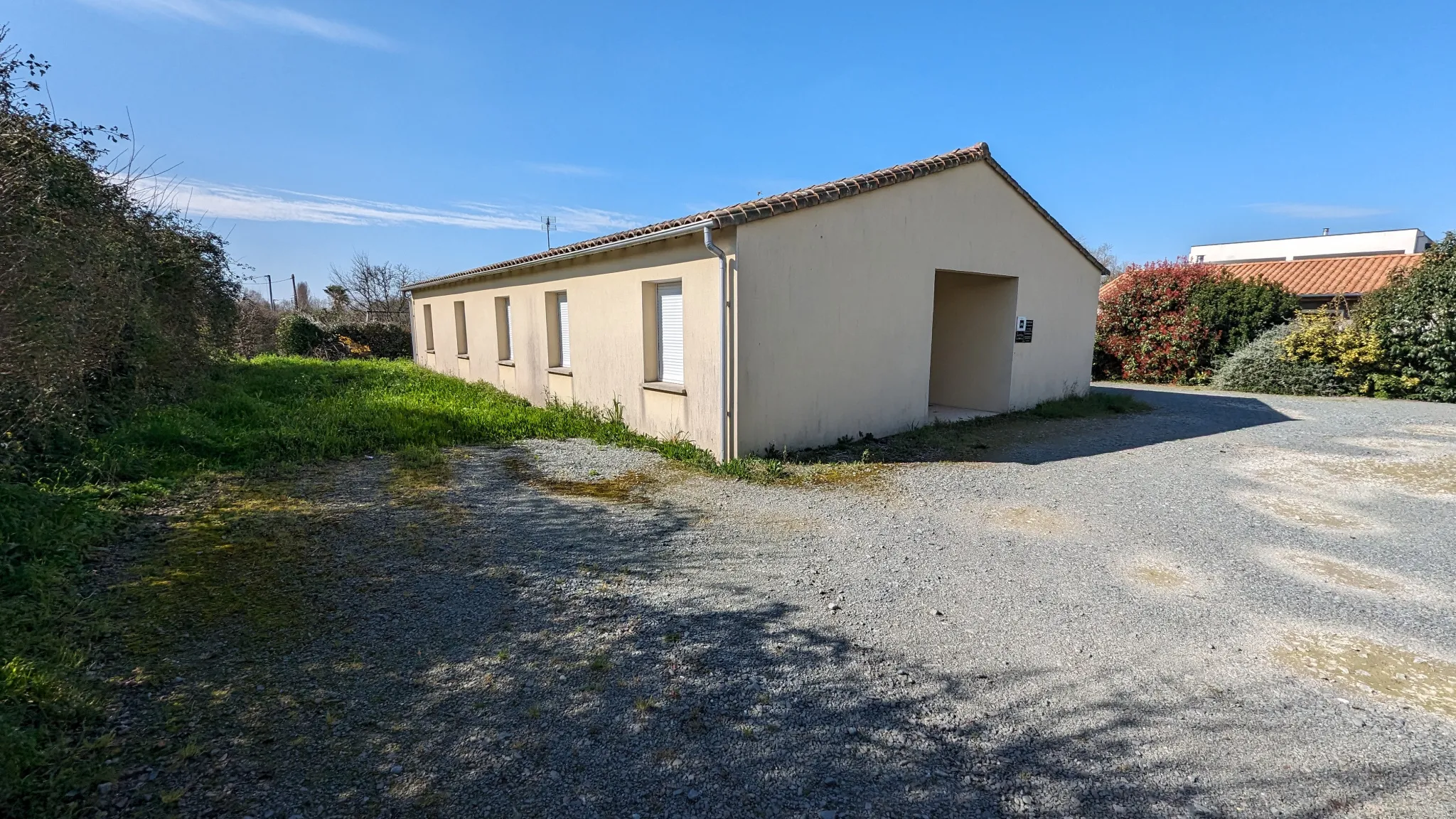 Vente Maison Plain-pied à MAGNE - Ancien Local Professionnel à Réhabiliter 