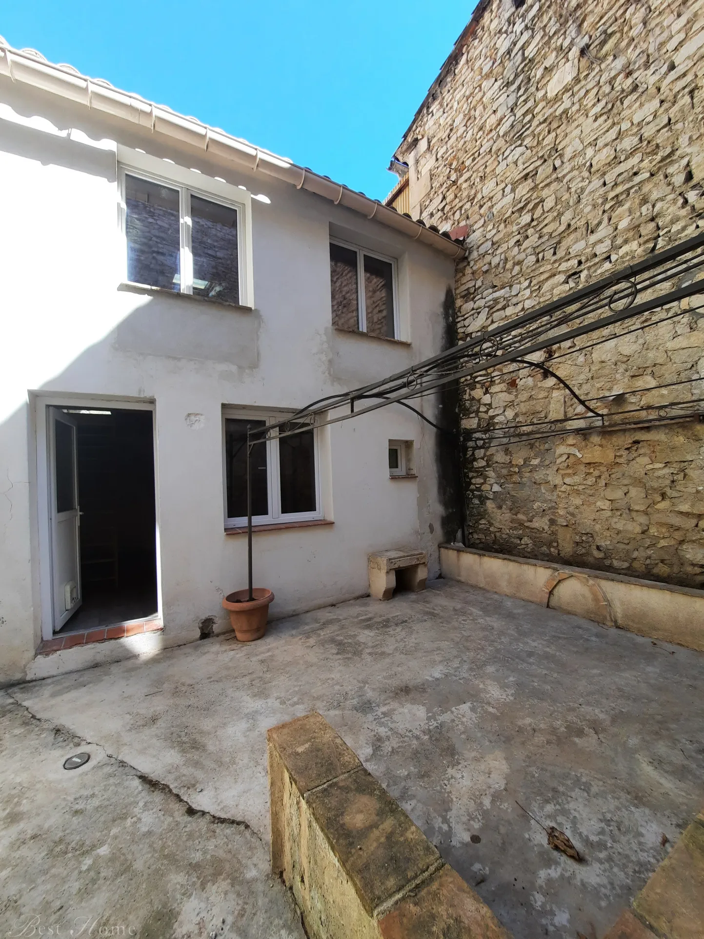 Appartement T2 en duplex avec cour privative à Nîmes 