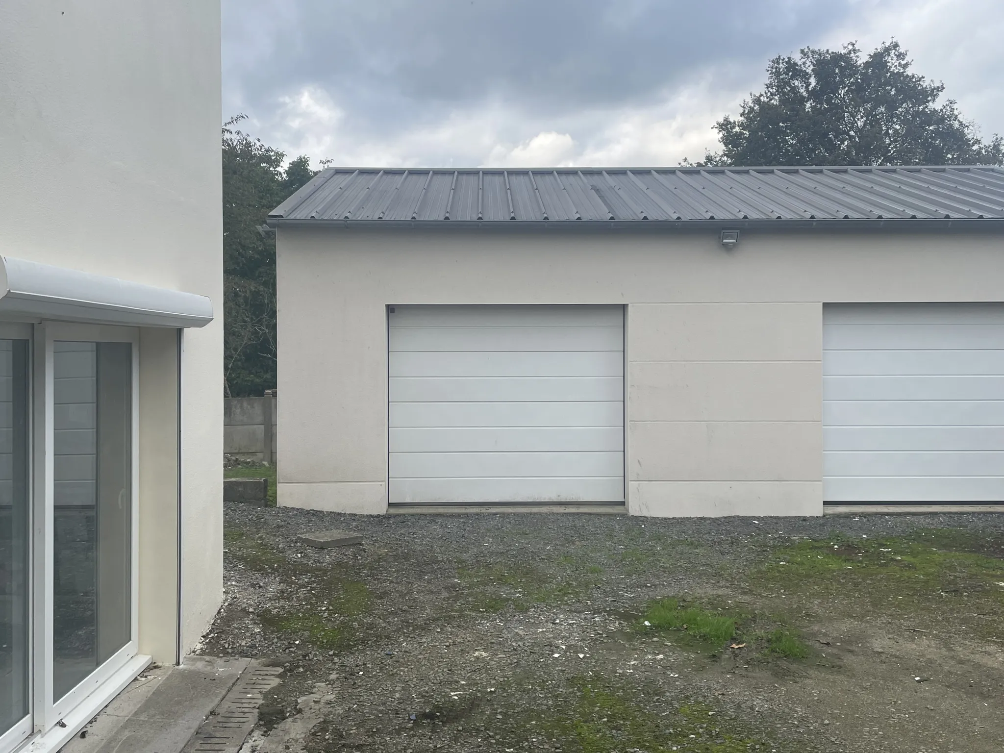 Maison familiale rénovée à Louverne avec garage et jardin 