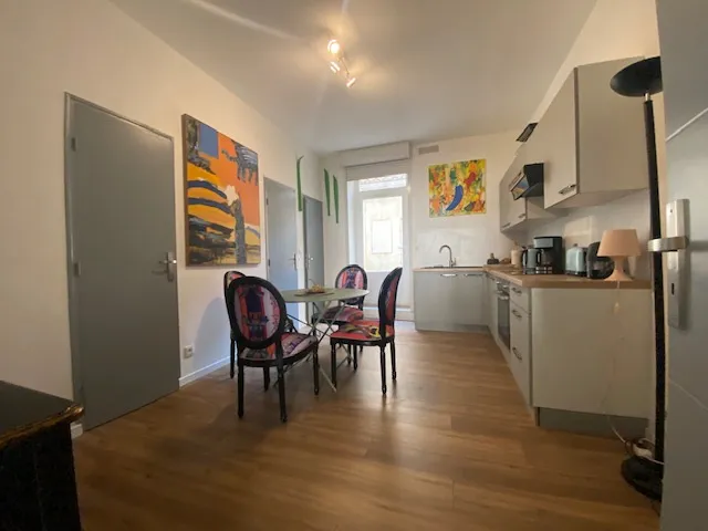 Appartement T2 rénové de 63 m² à Nîmes près de la Maison Carrée 